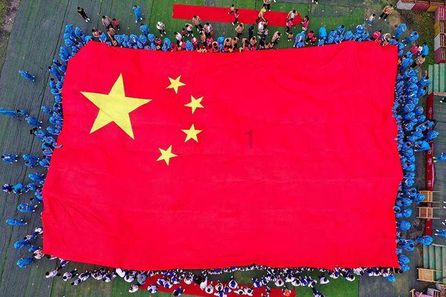 我母亲过世后她名下的房产我能直接卖掉吗？还是需要过户成我的名字再卖？